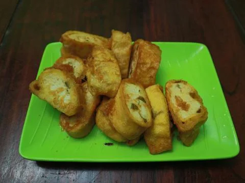 Fried egg rolls are placed on a green plate Stock Photos