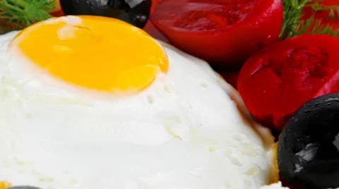 Fried egg served on red dish Vídeos de archivo 51387473