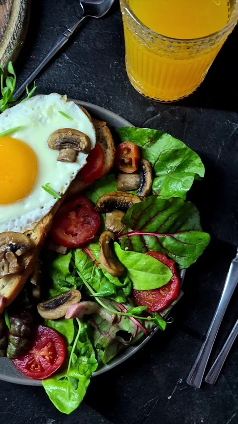 Fried egg on toast bread with bacon, tomatoes and lettuce Stock Footage 305064614