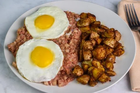 Fried eggs 0n corn beef hash and home fries Stock-Fotos