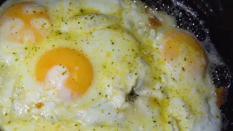 Fried eggs are fried close-up. 動画素材 94464031
