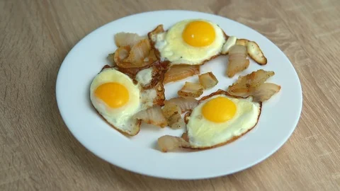 Fried eggs with bacon and tomatoes Stock Footage 100234923