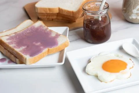 Fried eggs, bread, coffee, breakfast set Foto stock