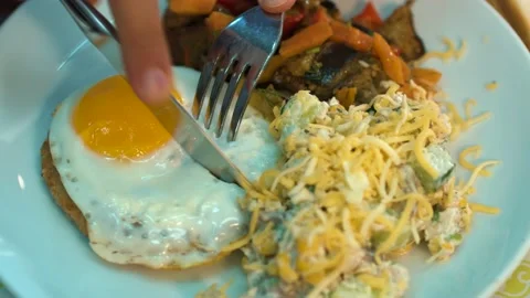 Fried eggs Stock-Footage 134469319