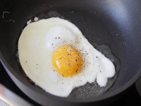 Fried eggs fried eggs fried in a pan with vegetable oil Video stock 72329461