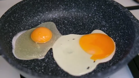 Fried eggs in a frying pan close-up 動画素材 309670333