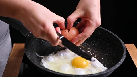 Fried eggs in a frying pan. The egg is fried in butter. High quality 4k footage Vidéo 145697740