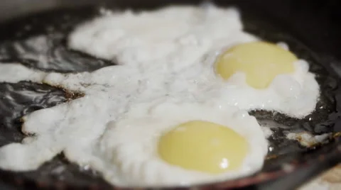 Fried eggs in a frying pan Video stock 69193722