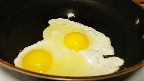 Fried eggs in a frying pan Video stock 87795384