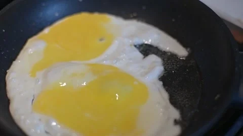 Fried eggs in a frying pan 스톡 동영상 147619906
