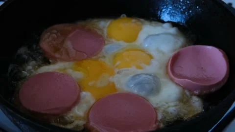 Fried eggs in a frying pan Video stock 165996713