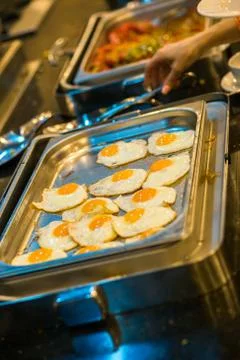 Fried eggs, a lot. The process of preparing breakfast in the buffet restauran Foto stock