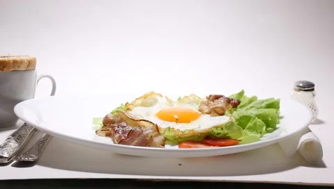Fried eggs, omelet traditional rustic breakfast, fried eggs, roasted bacon, s Vídeo Stock 149031422