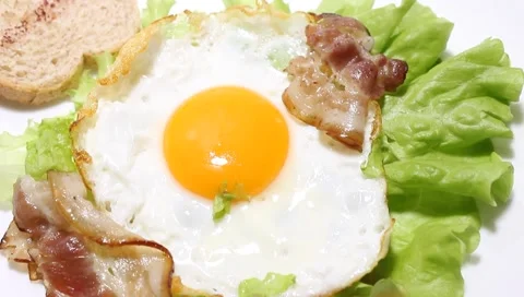 Fried eggs, omelet traditional rustic breakfast, fried eggs, roasted bacon Vídeo Stock 149031497