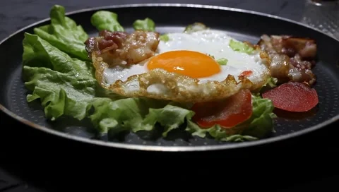 Fried eggs, omelet traditional rustic breakfast, fried eggs, roasted bacon, Vídeo Stock 149031509