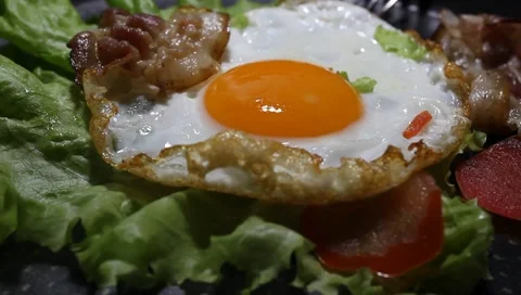 Fried eggs, omelet traditional rustic breakfast, fried eggs, roasted bacon, s Vídeo Stock 149900211