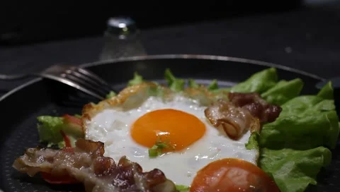 Fried eggs, omelet traditional rustic breakfast, fried eggs, roasted bacon, s Vídeo Stock 151618288