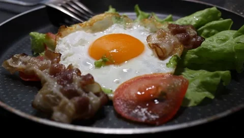 Fried eggs, omelet traditional rustic breakfast, fried eggs, roasted bacon, Vídeo Stock 165932329