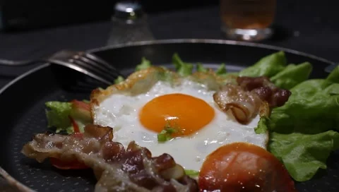 Fried eggs, omelet traditional rustic breakfast, fried eggs, roasted bacon, Stockbeeldmateriaal 165932344