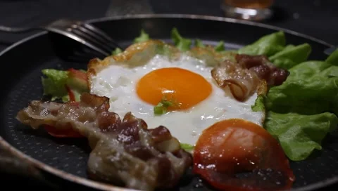 Fried eggs, omelet traditional rustic breakfast, fried eggs, roasted bacon, Stockbeeldmateriaal 165932360
