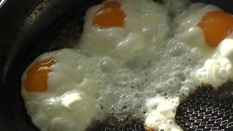 Fried eggs in a pan. close-up Video stock 167749607