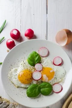 Fried eggs shape hearts Valentines dish Foto stock