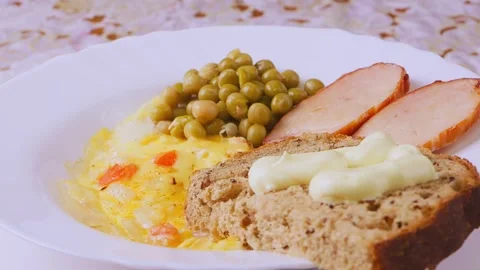 Fried eggs in the shape of a pizza with bacon on crispy bread and green pea.. 库存影片 263335871
