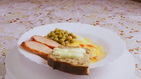 Fried eggs in the shape of a pizza with bacon on crispy bread and green pea.. Vidéo 269543550