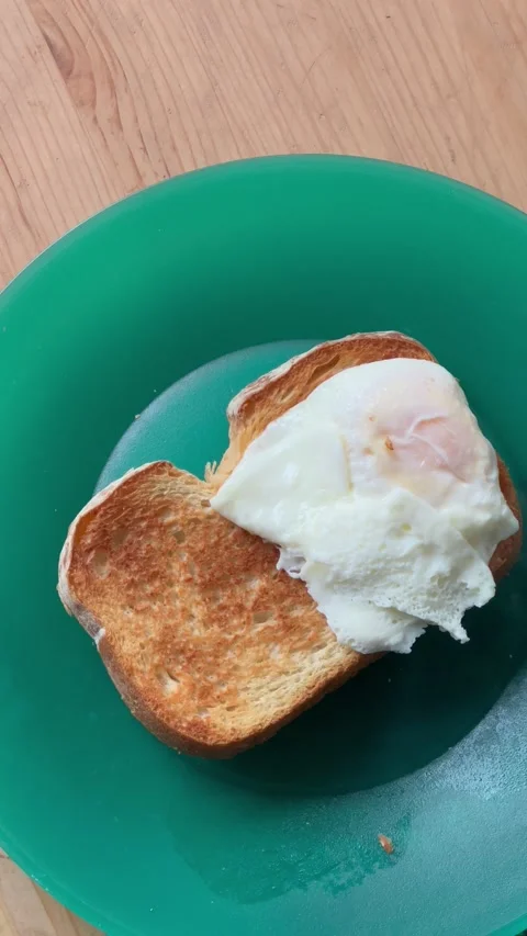 Fried eggs on toast vertical Stock Footage 219286205