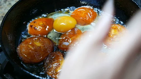 Fried eggs with tomatoes Stock Footage 104825353