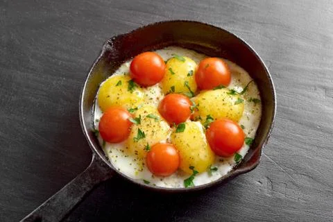 Fried eggs with tomatoes Foto stock