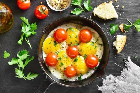 Fried eggs with tomatoes Foto stock
