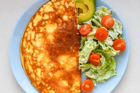 Fried eggs with vegetables. On a light background. breakfast for one Foto stock