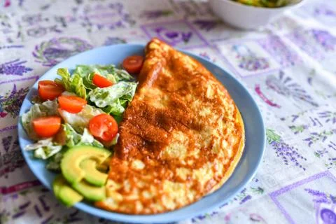 Fried eggs with vegetables. On a light background. breakfast for one Foto stock
