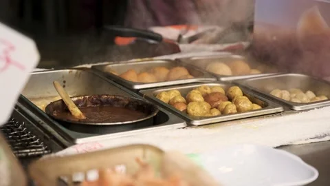 Fried fish balls and eggs in a traditional Hong Kong street market Видео 133936811
