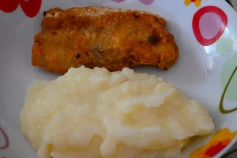 Fried fish fillet with mashed potatoes Foto stock