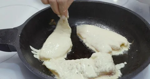 Fried fish in a frying pan Video stock 145136096
