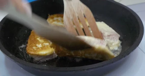 Fried fish in a frying pan Video stock 145136315