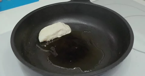 Fried fish in a frying pan Video stock 145789408