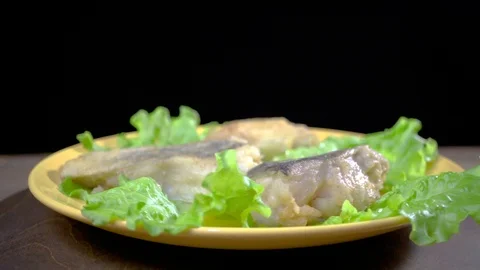 Fried fish with lemon and lettuce leaves Video stock 93216082