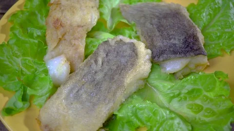 Fried fish with lemon and lettuce leaves Vídeos de archivo 93216285