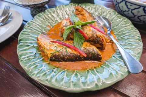 Fried Fish with Red Curry Paste Chu Chee Pla, Traditional Thai food Foto stock