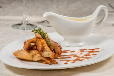 Fried fish with sauce Stock-Fotos