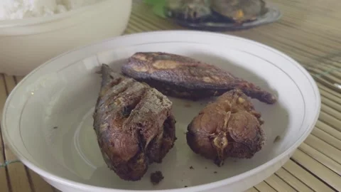 Fried fish served on plate close up Indonesian home cooking no audio Vídeos de archivo 332593514