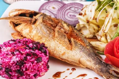 Fried fish served with vegetables Foto stock