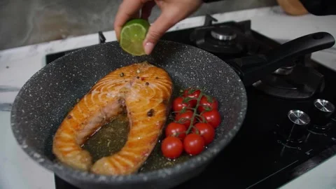 Fried fish with tomatoes Video stock 268576576