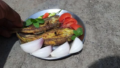Fried fish with vegetable. 库存影片 239991235