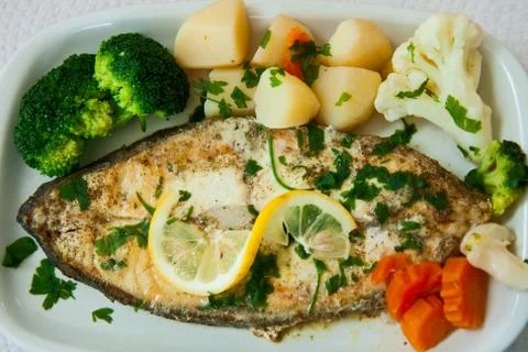 Fried fish with vegetables Foto stock