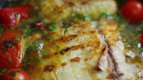 Fried Fish with Vegetables.mp4 Stockbeeldmateriaal 61541099
