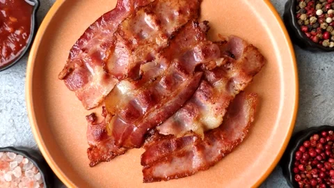Fried fresh bacon slices with layers of meat or prosciutto with salt and spices. Stock-Footage 335377940